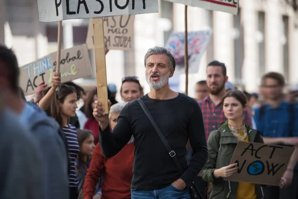 Personas con pancartas y traje de protección en huelga global por el cambio climático . —  Fotos de Stock