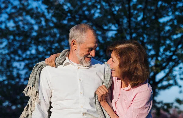 Hermosa pareja de ancianos enamorados al aire libre en la naturaleza primavera al atardecer, hablando . —  Fotos de Stock