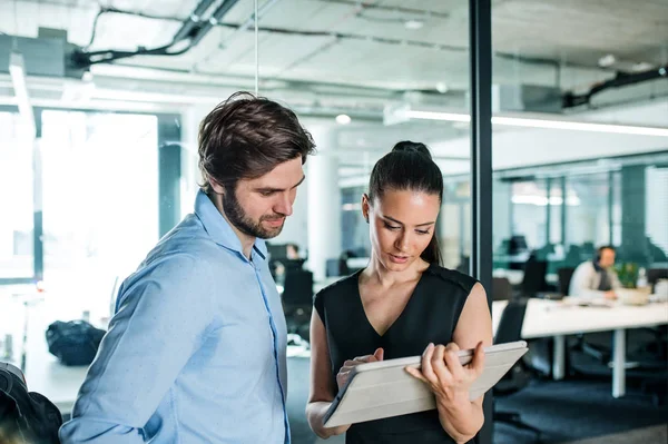 Jeunes gens d'affaires avec tablette dans un bureau, travaillant . — Photo