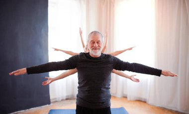 Toplum merkezi kulübünde egzersiz yapan üst düzey kişilerden oluşan bir grup.