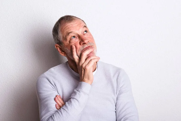 Portret van een attente oudere man met baard en snor in een studio. — Stockfoto