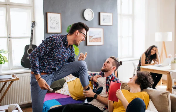 A group of young friends indoors at home, house sharing concept. — Stock Photo, Image