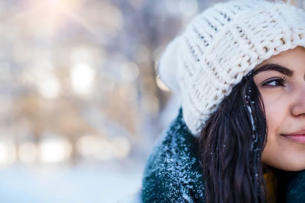 Una sección media de una mujer joven parada al aire libre en el bosque invernal nevado. Copiar espacio . — Foto de Stock