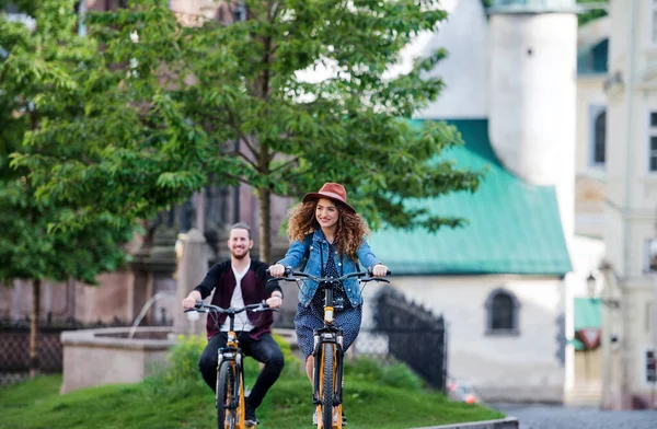 Küçük bir kasabada elektrikli scooter ile genç turist çift gezginler. — Stok fotoğraf