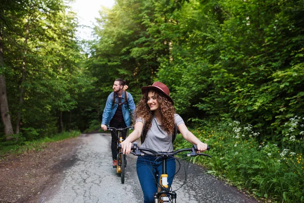 Jóvenes turistas en pareja viajeros con scooters eléctricos en la naturaleza . — Foto de Stock