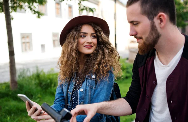Unga turist par resenärer med smartphone och elskotrar i stan. — Stockfoto