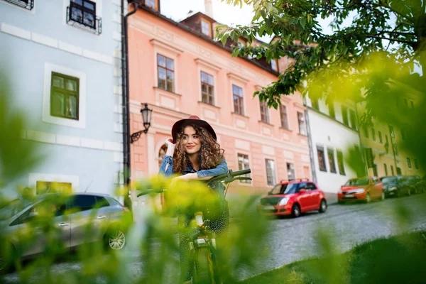 Jovem viajante turístico bonita com scooter elétrico na cidade pequena . — Fotografia de Stock