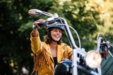Kasabada motosikletli neşeli, son sınıf öğrencisi bir gezgin..