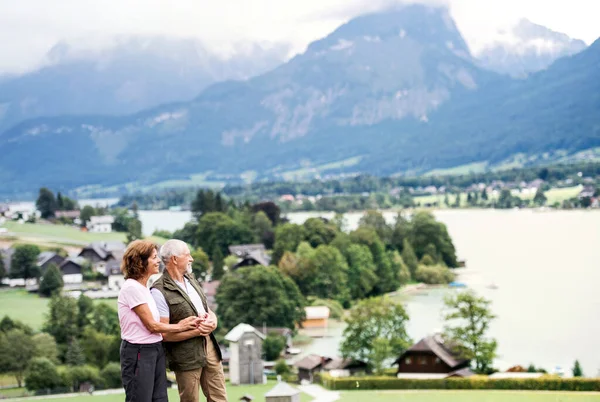 一对年迈的退休夫妇站在大自然中休息. — 图库照片