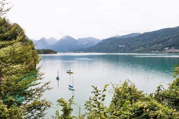 高山湖上的小船，全景. — 图库照片