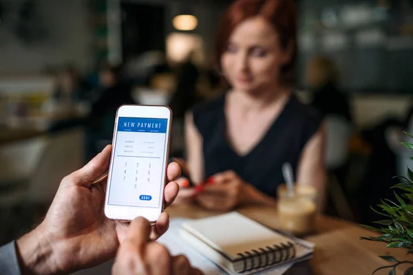 Midsection de empresários com smartphone em um café, verificando as finanças . — Fotografia de Stock