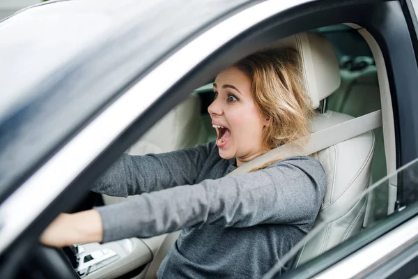 Zszokowana młoda kobieta kierowca siedzi w samochodzie, udział w wypadku. — Zdjęcie stockowe