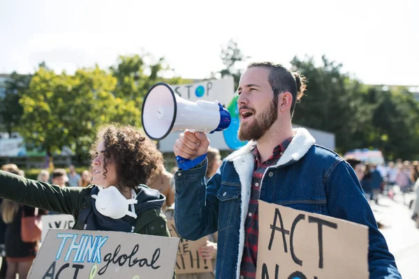 Homme avec pancartes et amplificateur en grève mondiale pour le changement climatique, criant . — Photo