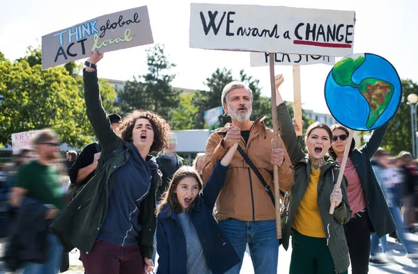 Emberek plakátokkal és plakátokkal az éghajlatváltozás elleni globális sztrájkról, kiabálva. — Stock Fotó