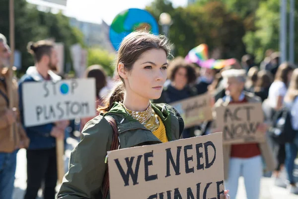 Mensen met borden en posters over wereldwijde staking voor klimaatverandering. — Stockfoto