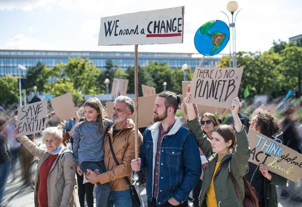 Люди с плакатами и плакатами о глобальной забастовке за изменение климата . — стоковое фото