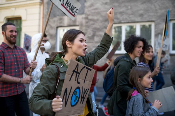 Mensen met borden en posters over wereldwijde staking voor klimaatverandering, schreeuwen. — Stockfoto