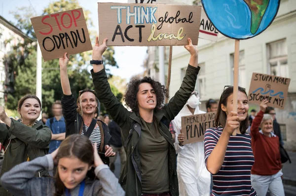 Люди с плакатами и плакатами о глобальной забастовке за изменение климата, крича: . — стоковое фото