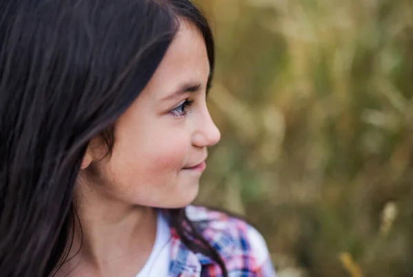 Un niño de la escuela de pie en una excursión en la naturaleza, con un disparo en la cabeza. Copiar espacio . — Foto de Stock