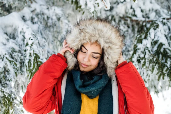 在雪雪的冬季森林中站在户外的年轻女子的前视图肖像. — 图库照片