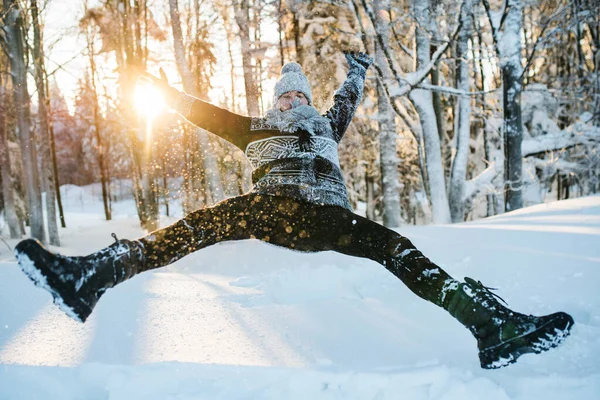 Jovem se divertindo na neve ao ar livre no inverno, pulando . — Fotografia de Stock