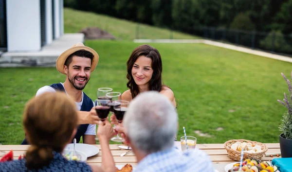 Retrato de personas con vino al aire libre en el jardín familiar barbacoa . — Foto de Stock