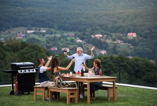 Портрет людей с вином на открытом воздухе на семейном барбекю в саду . — стоковое фото