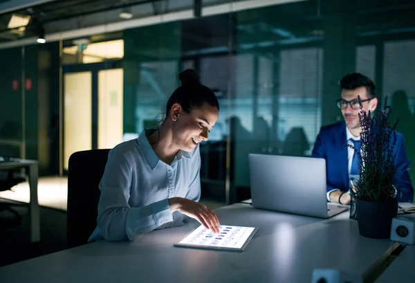 Dois empresários com computador sentado em um escritório na mesa, trabalhando . — Fotografia de Stock