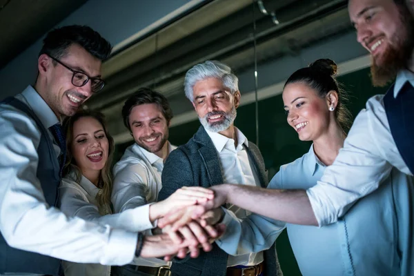 Een groep van zakenmensen met een computer in een kantoor, het uiten van opwinding. — Stockfoto