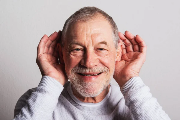 Portrét šťastného staršího muže s vousy a knírem ve studiu. — Stock fotografie