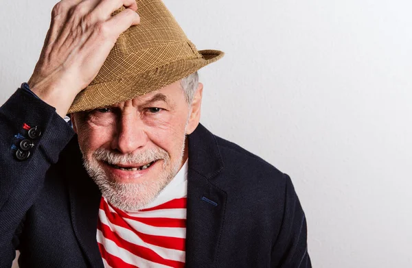 Retrato de un hombre mayor con sombrero en un estudio, en la cabeza. Copiar espacio . —  Fotos de Stock