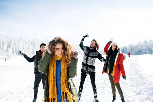Un grupo de jóvenes amigos en un paseo al aire libre en la nieve en el bosque de invierno . —  Fotos de Stock