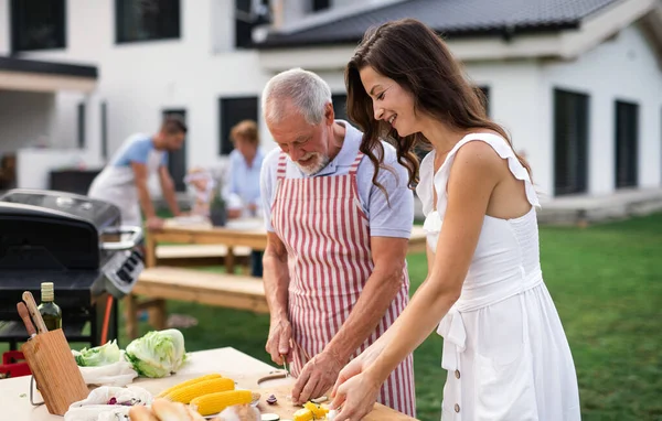 Retrato de familia multigeneracional al aire libre en barbacoa de jardín, parrilla . —  Fotos de Stock