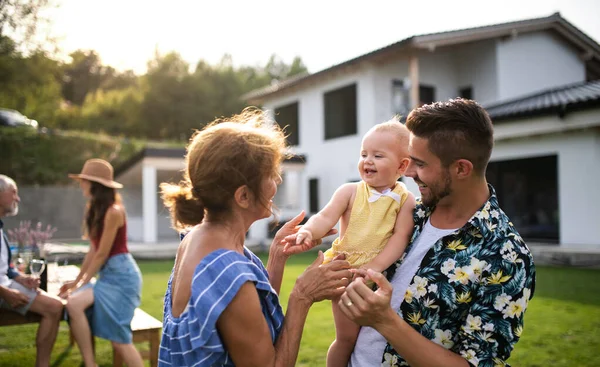 Ritratto di famiglia multigenerazione all'aperto su barbecue in giardino . — Foto Stock