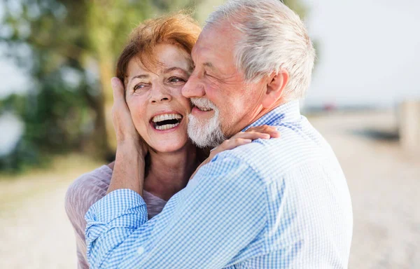 Gros plan du couple de personnes âgées en vacances sur une promenade, câlins . — Photo