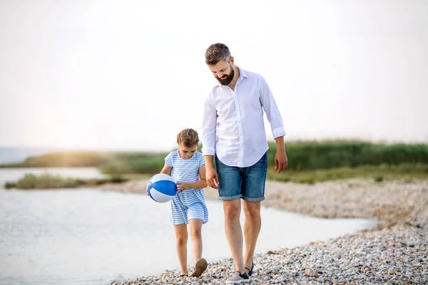 Padre maturo e figlia piccola in vacanza passeggiando lungo il lago . — Foto Stock