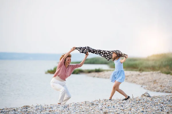 Petite fille avec grand-mère en vacances au bord du lac, s'amuser . — Photo