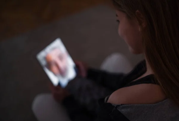 Chica joven irreconocible con portátil en la noche sonriendo, concepto de citas en línea . — Foto de Stock