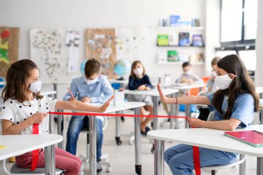 Yüzü maskeli bir grup çocuk, karantina ve tecritten sonra okula geri döndü..