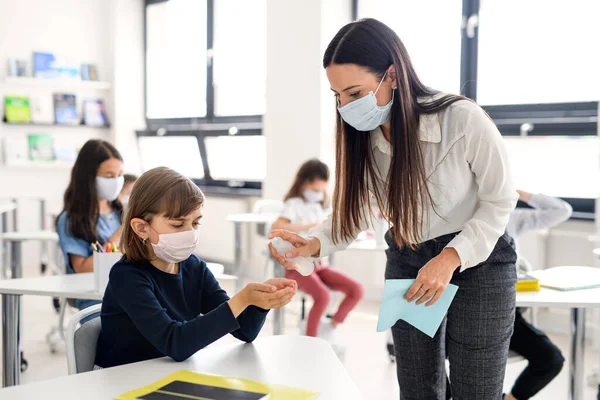 Professor, crianças com máscara facial na escola após quarentena e bloqueio covid-19 . — Fotografia de Stock