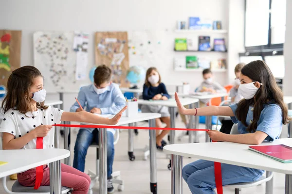 Yüzü maskeli bir grup çocuk, karantina ve tecritten sonra okula geri döndü..