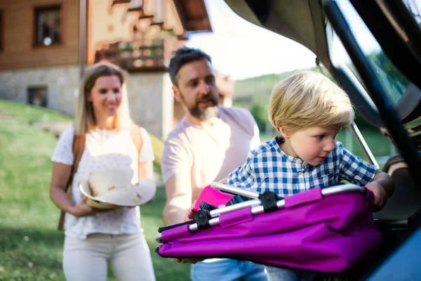 Família com criança pequena em viagem no campo . — Fotografia de Stock