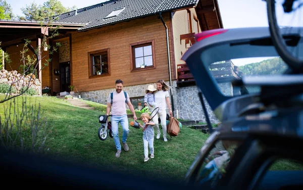 Família com duas crianças pequenas em viagem de bicicleta no campo . — Fotografia de Stock