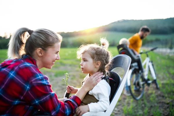 Family with two small children on cycling trip, having fun. — Stock Photo, Image