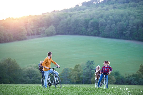 Gezin met twee kleine kinderen op fietstocht, plezier hebben. — Stockfoto