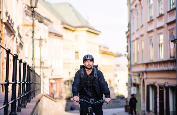 Вид спереду кур'єра доставки з велосипедним велосипедом у місті . — стокове фото