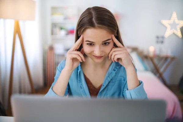 Vacker glad ung flicka med bärbar dator sitter och ler, online dating koncept. — Stockfoto