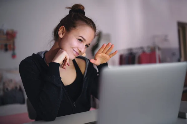 Beautiful happy young girl with laptop sitting and smiling, online dating concept. — Stock Photo, Image