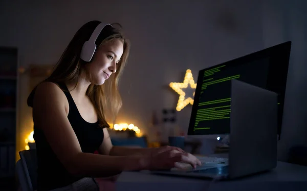 Menina com computador sentado dentro de casa, conceito de bate-papo on-line . — Fotografia de Stock