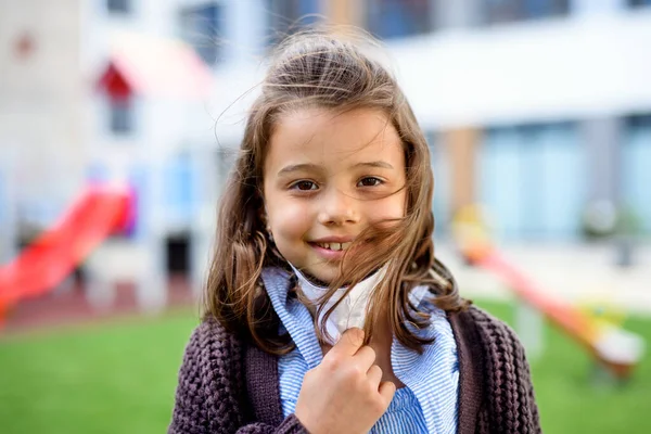 Porträt eines glücklichen Kindes mit Gesichtsmaske, das nach der 19-monatigen Sperre wieder zur Schule geht. — Stockfoto